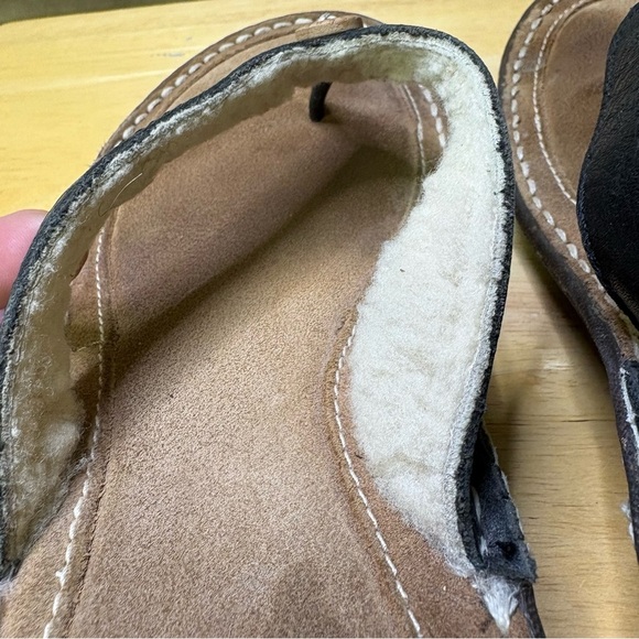 UGG Women's 8 (approx) Black Leather Sandals with Shearling Comfort Sole Suede - Picture 6 of 11